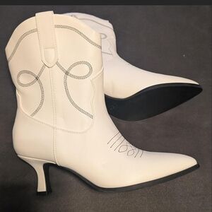 Universal Thread White Heeled Western Boots